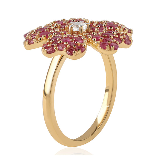 Pozlacené Stříbro 925/1000 - Prsten s Mozambickým Rubínem a Bílým Topazem - Karátové číslo: 1.65. přibližná hmotnost: 4.56 gramů