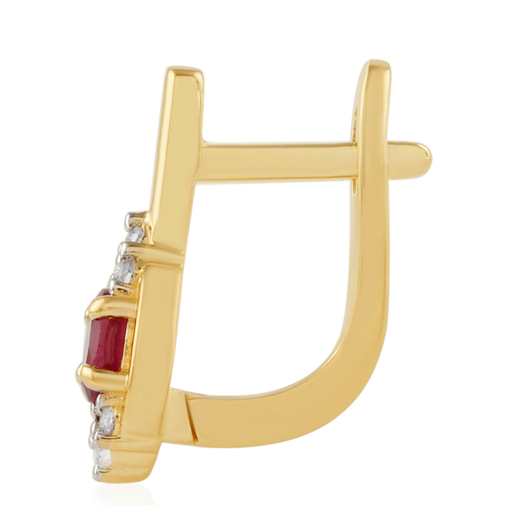 Pozlacené Stříbro 925/1000 - Náušnice s Thajským Rubínem a Bílým Topazem - Karátové číslo: 0.65. přibližná hmotnost: 2.5 gramů