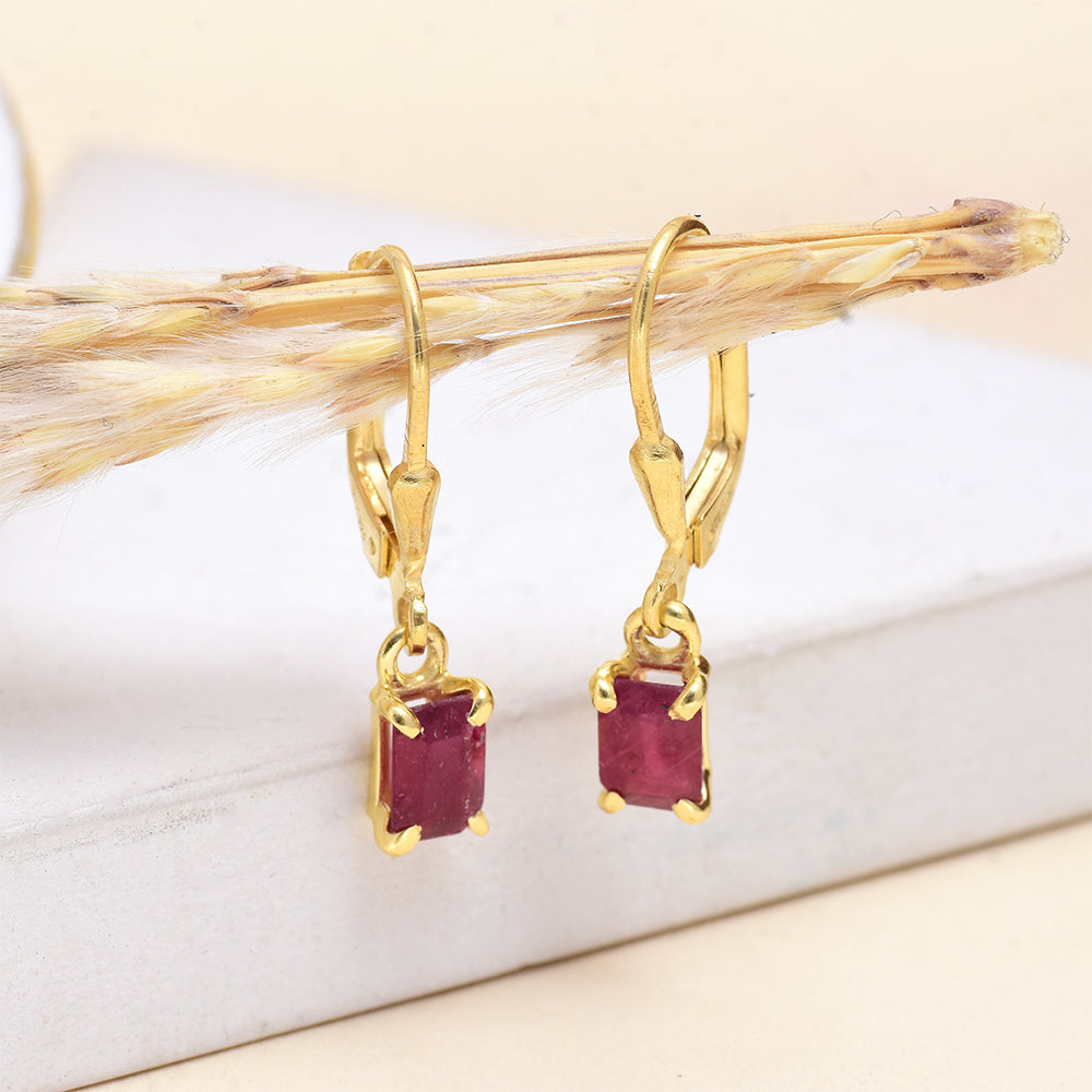 Pozlacené Stříbro 925/1000 - Náušnice s Madagaskarským Rubínem - Karátové číslo: 1.11. přibližná hmotnost: 1.62 gramů