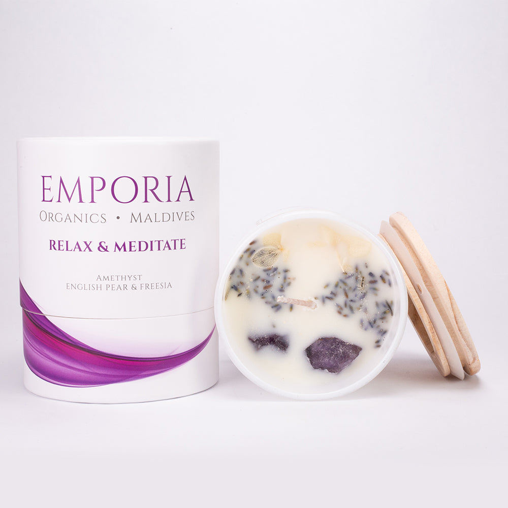 Emporia Organics Skleněná Svíčka: Maledivy - RELAX & MEDITATE, s Ametystem, s vůní anglické hrušky a frézie, 100% sójový vosk, 230 g