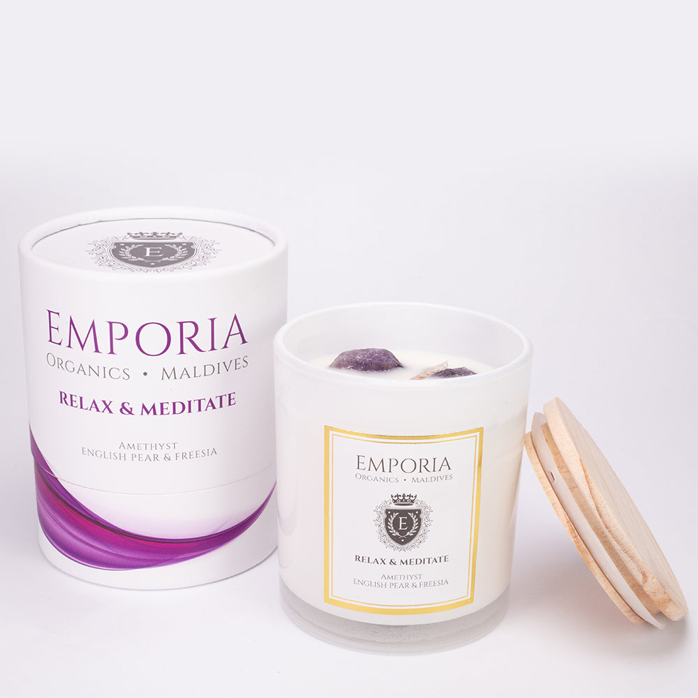 Emporia Organics Skleněná Svíčka: Maledivy - RELAX & MEDITATE, s Ametystem, s vůní anglické hrušky a frézie, 100% sójový vosk, 230 g