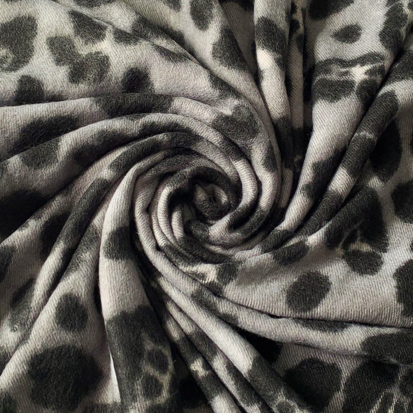 Vlněná šála-šátek, 65 cm x 180 cm, Leopardí vzor, Šedá