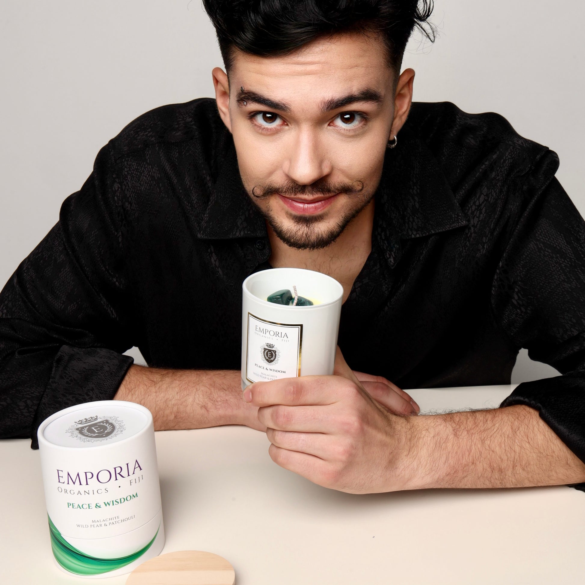 Emporia Organics Skleněná Svíčka: Fiji - PEACE & WISDOM, s Malachitem, s vůní divoké hrušky a pačuli, 100% sójový vosk, 230 g 1 