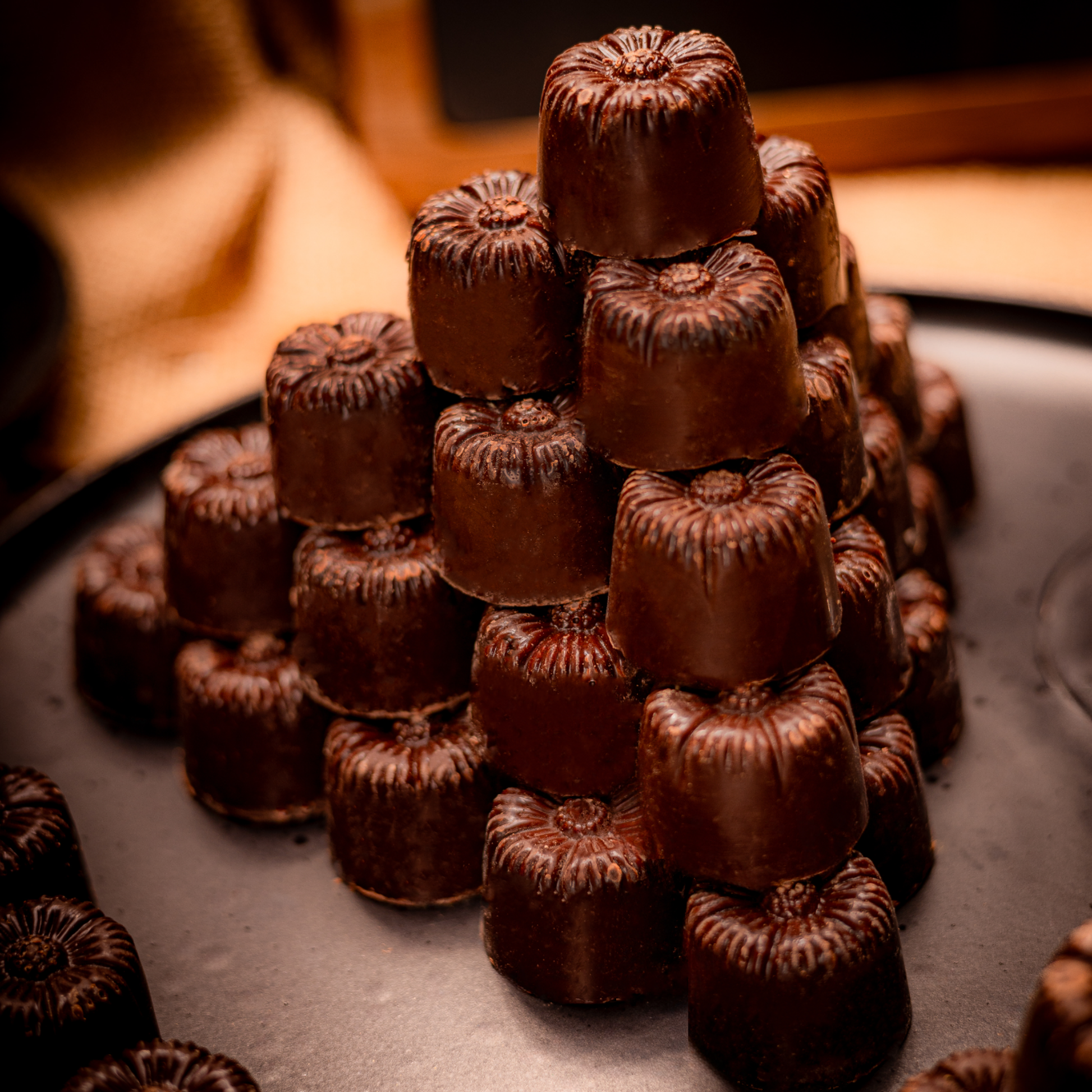 1 kg hořké čokoládové pralinky plněné vaječným likérem 2 