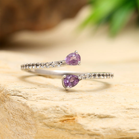 Stříbro 925/1000 - Prsten s Brazilským Ametystem a Bílým Topazem - Karátové číslo: 0.41. přibližná hmotnost: 1.58 gramů