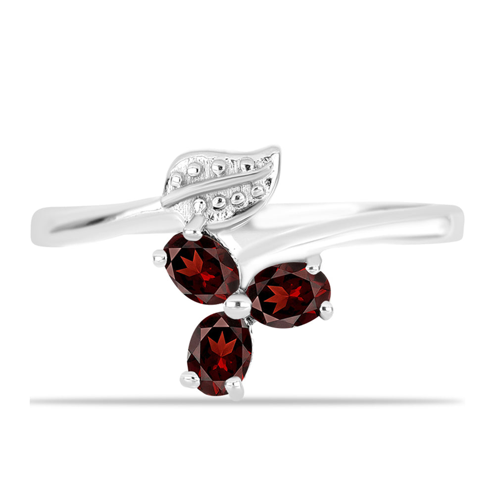 Stříbro 925/1000 - Prsten s Bartonským Granátem - Karátové číslo: 0.67. přibližná hmotnost: 2.48 gramů 1 