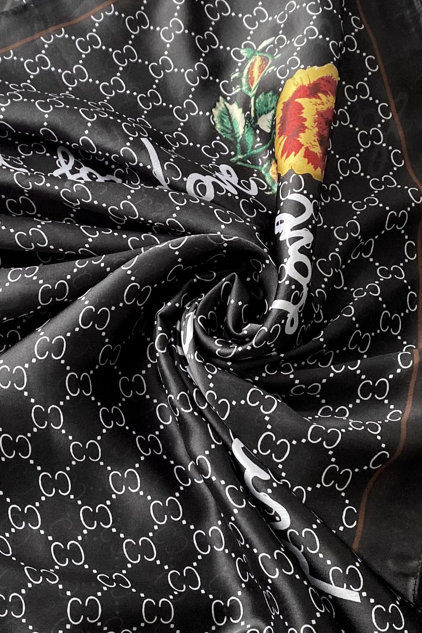 Hedvábná šála-šátek, 90 cm x 180 cm, s ozdobným textem, černá