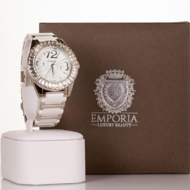 CUSSI dámské hodinky ve stříbrné barvě s bílým řemínkem a s krystaly křemenu kolem ciferníku