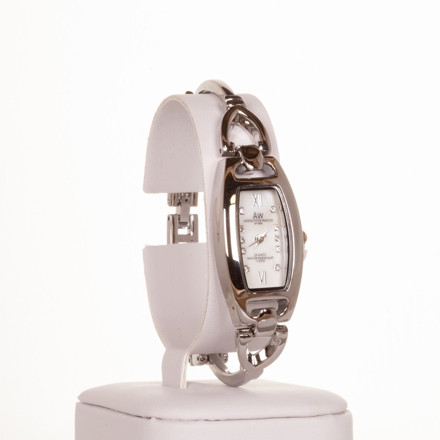 STŘÍBRNÉ dámské hodinky ze slitiny AW s tenkým trojúhelníkovým řemínkem a quartzovými krystaly s dárkovou krabičkou